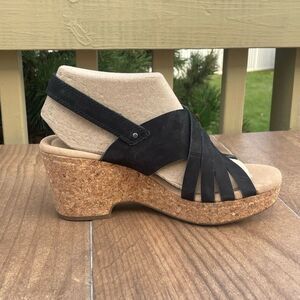 Clarks Women's  Giselle Glow Nubuck Leather Wedge Sandals Black M wide